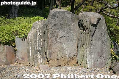 Folding screen (byobu) rock 屏風岩
Keywords: tokyo bunkyo-ku ward koishikawa korakuen japanese garden rock stone
