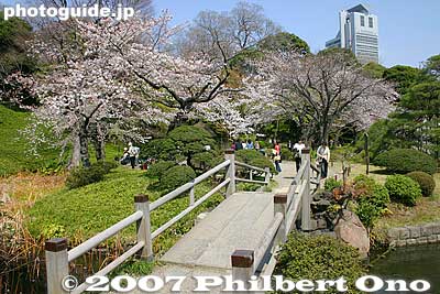 Koishikawa Korakuen Garden has a circular design around a pond and low hill. 回遊式庭園
Keywords: tokyo bunkyo-ku ward koishikawa korakuen japanese garden bridge pond