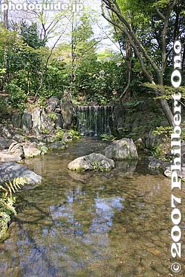 Shiraito Waterfall. Nothing spectacular. 白糸の滝
Keywords: tokyo bunkyo-ku ward koishikawa korakuen japanese garden waterfall