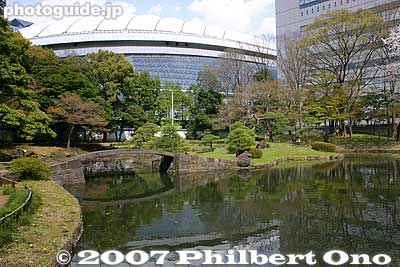 Naitei Inner Garden, formerly a private garden for a guesthouse built by the Mito Clan. The garden just does not match the huge Tokyo Dome in the background... 内庭
Keywords: tokyo bunkyo-ku ward koishikawa korakuen japanese garden bridge
