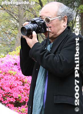 Guess who was there too? Nobuyoshi Araki, Japan's most famous photographer shooting the azaleas at Nezu Shrine, Tokyo. That's a Canon EOS 7 film camera.
Keywords: tokyo bunkyo-ku nezu jinja shrine azaleas tsutsuji flowers matsuri festival japanceleb