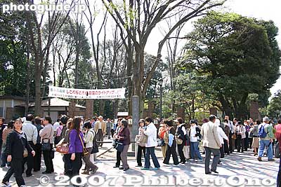 A long line forms at Rikugien's Someimon Gate entrance. When the weeping cherry tree is in bloom in late March, many people come. 染井門
Keywords: tokyo bunkyo-ku ward rikugien japanese garden weeping cherry blossoms tree sakura