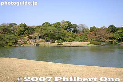 The name, Rikugi-en, came from "six elements of Waka poems" that had been derived from "six styles of poems" written in the old Chinese poetry book "Mao-shi".
Keywords: tokyo bunkyo-ku ward rikugien japanese garden pond