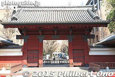 Akamon Gate is the symbol of University of Tokyo's Hongo Campus. A remnant of the Maeda Clan's estate here. 赤門
Keywords: tokyo bunkyo-ku university hongo campus japanbuilding