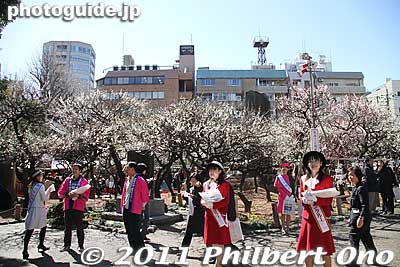 Yushima Tenjin Shrine's plum blossom grove was in full bloom in early March.
Keywords: tokyo bunkyo-ku ward yushima tenjin tenmangu shinto shrine ume matsuri plum blossoms flowers festival 