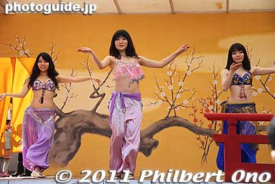 Next were these enticing belly dancers from the Komatsu Buyodan. 小松舞踊団 ベリーダンス
Keywords: tokyo bunkyo-ku ward yushima tenjin tenmangu shinto shrine ume matsuri plum blossoms flowers festival belly dancers