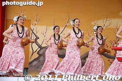 Hula dancers from Waianuenue Hula Studio. ワイアーヌエヌエ･フラスタジオ
Keywords: tokyo bunkyo-ku ward yushima tenjin tenmangu shinto shrine ume matsuri plum blossoms flowers festival hula dancers
