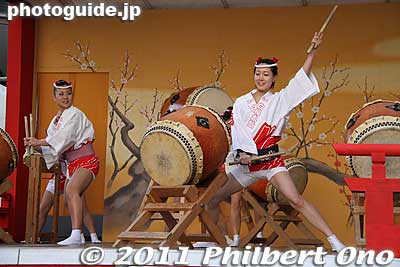 Keywords: tokyo bunkyo-ku ward yushima tenjin tenmangu shinto shrine ume matsuri plum blossom festival shiraume taiko women drummers