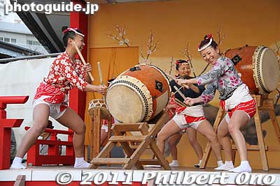 Keywords: tokyo bunkyo-ku ward yushima tenjin tenmangu shinto shrine ume matsuri plum blossom festival shiraume taiko women drummers
