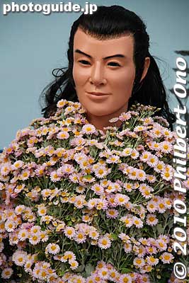 Ryoma bears a resemblance to Fukuyama Masaharu who portrays Ryoma in the TV series.
Keywords: tokyo bunkyo-ku ward yushima tenjin tenmangu shinto shrine kiku matsuri chrysanthemum flowers festival japanaki