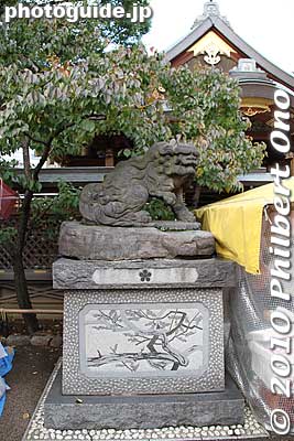 Lion dog on a pedestal with a plum blossom design.
Keywords: tokyo bunkyo-ku ward yushima tenjin tenmangu shinto shrine kiku matsuri chrysanthemum flowers festival 