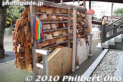 Notice the huge wooden prayer tablets.
Keywords: tokyo bunkyo-ku ward yushima tenjin tenmangu shinto shrine kiku matsuri chrysanthemum flowers festival 