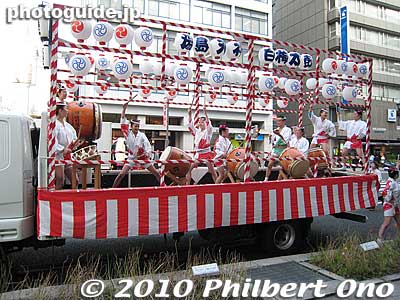I once saw Shiraume Taiko perform on a truck in Nihonbashi.
Keywords: tokyo bunkyo-ku ward yushima tenjin tenmangu shinto shrine ume matsuri plum blossom festival shiraume taiko women drummers