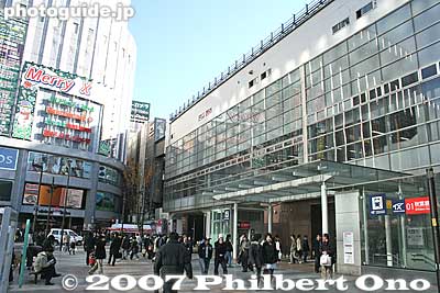 JR Akihabara Station's new Central entrance faces Yodobashi camera shop.
Keywords: tokyo chiyoda-ku ward akihabara electronics shops stores shopping