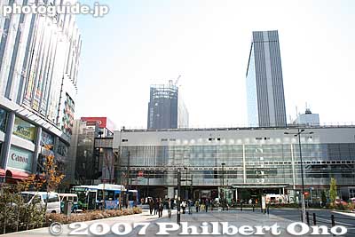 JR Akihabara Station's new Central entrance (Yodobashi on the left)
Keywords: tokyo chiyoda-ku ward akihabara electronics shops stores shopping