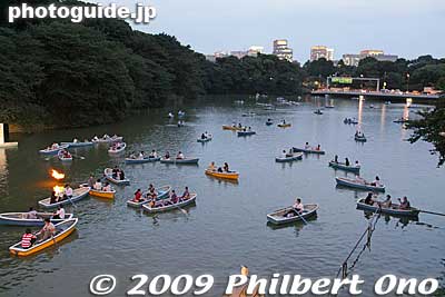 People on rowboats in the moat await darkness.
Keywords: tokyo chiyoda-ku chidorigafuchi