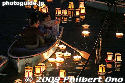 Floating lanterns in Chidorigafuchi moat.
Keywords: tokyo chiyoda-ku chidorigafuchi matsuri7