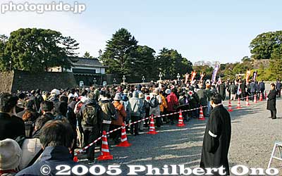 9:28 am: Finally walking toward Nijubashi Bridge. There were a lot of men in trench coats gazing at the crowd.
Keywords: Tokyo Chiyoda-ku ward emperor akihito birthday Imperial Palace