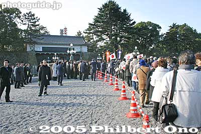 Nijubashi Bridge straight ahead!
Keywords: Tokyo Chiyoda-ku ward emperor akihito birthday Imperial Palace