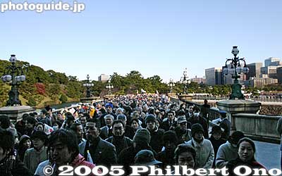 9:33 am: Behind us on Nijubashi Bridge. 二重橋
Keywords: Tokyo Chiyoda-ku ward emperor akihito birthday Imperial Palace
