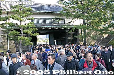 Out of the main gate. Everything was very orderly, no pushing nor shoving.
Keywords: Tokyo Chiyoda-ku ward emperor akihito birthday Imperial Palace