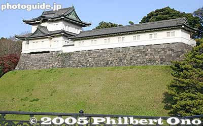 Fushimi Turret. This view of the turret can only be had when you cross the bridge. I never knew what it really looked like until this day. 伏見櫓
Keywords: Tokyo Chiyoda-ku ward emperor akihito birthday Imperial Palace