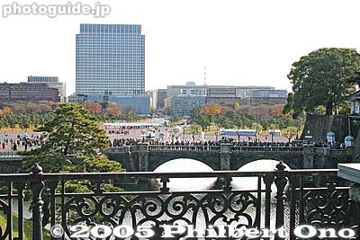 9:38 am: Crossing the second bridge. The first Nijubashi Bridge, which we crossed first, is in the distance. Nijubashi means double bridge. 二重橋
Keywords: Tokyo Chiyoda-ku ward emperor akihito birthday Imperial Palace