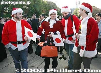 Even Santa Claus came (from Finland??). I'm told that they might be Finns. (Santa is from Finland.)
Keywords: Tokyo Chiyoda-ku ward emperor akihito birthday Imperial Palace