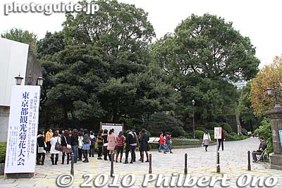 Entrance to Hibiya Park near the Imperial Palace and Ginze. One of Tokyo's most centrally-located parks. Free admission.
Keywords: tokyo chiyoda-ku hibiya koen park 