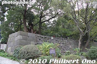 Stone wall of castle gate.
Keywords: tokyo chiyoda-ku hibiya koen park 