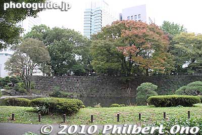 Stone wall and Shinji-ike Pond.
Keywords: tokyo chiyoda-ku hibiya koen park 