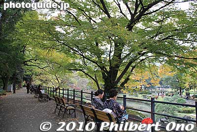 On top of the stone wall are benches overlooking Shinji Pond.
Keywords: tokyo chiyoda-ku hibiya koen park 