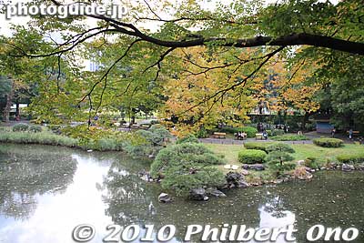 Shinji Pond as seen from atop the castle stone wall.
Keywords: tokyo chiyoda-ku hibiya koen park 