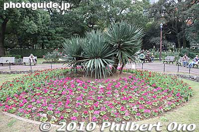 There is a flower bed at each of the four corners of the German-style sunken garden.
Keywords: tokyo chiyoda-ku hibiya koen park 