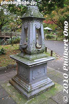 Former watering station for horses.
Keywords: tokyo chiyoda-ku hibiya koen park 