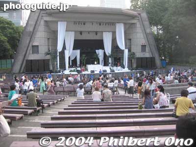 One corner of Hibiya Park is occupied by the Hibiya Kokaido, an outdoor concert venue. 日比谷公会堂
