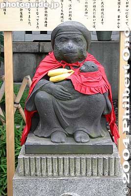Sacred Monkey sculpture (Shin'enzo) holding a real banana. The monkey is Hie Shrine's messenger believed to bring marital harmony and children. 神猿像
Keywords: tokyo chiyoda-ku hie jinja shrine monkey sculpture