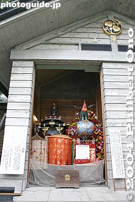 Storehouse for Sanno Festival floats
Keywords: tokyo chiyoda-ku hie jinja shrine