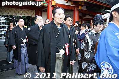 Sumo stablemasters Dewanoumi and Mihogaseki.
Keywords: tokyo chiyoda-ku hie jinja shrine torii setsubun 