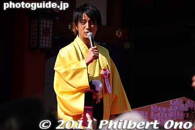 Yuusuke sings at Hie Shrine for setsubun.　遊助
Keywords: tokyo chiyoda-ku hie jinja shrine torii setsubun japancelebrity