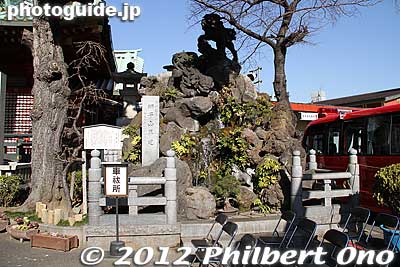 Stone lion mountain.
Keywords: tokyo chiyoda-ku kanda myojin shrine setsubun festival matsuri