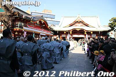 The bean throwers head for the worship hall for a short Shinto ceremony.
Keywords: tokyo chiyoda-ku kanda myojin shrine setsubun festival matsuri