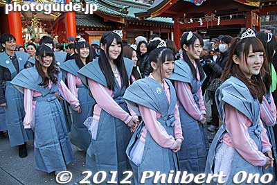 This is a singing idol group called Houkago Princess who threw beans and sang at the end. They are still obscure.
Keywords: tokyo chiyoda-ku kanda myojin shrine setsubun festival matsuri