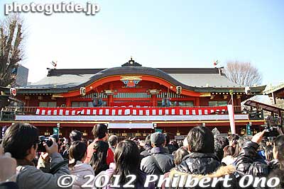 The archers symbolically aim their arrows at the two ominous directions (kimon and ura-kimon).
Keywords: tokyo chiyoda-ku kanda myojin shrine setsubun festival matsuri