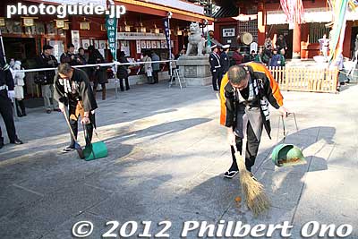 Clean up after a crowd.
Keywords: tokyo chiyoda-ku kanda myojin shrine setsubun festival matsuri