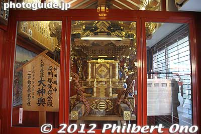 Grand mikoshi
Keywords: tokyo chiyoda-ku kanda myojin shrine