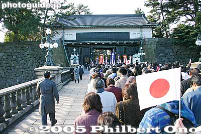 Crossing Nijubashi Bridge to enter the Seimon Gate. 正門
Keywords: tokyo chiyoda-ku imperial palace kokyo bridge moat