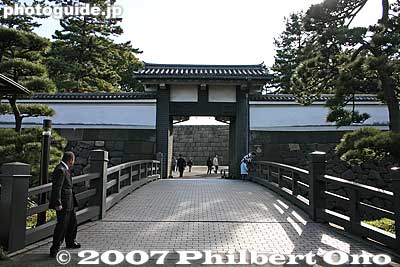 Kitahane-bashimon Gate. Right behind the castle tower foundation. 北桔橋門
Keywords: tokyo chiyoda-ku imperial palace kokyo edo castle gate
