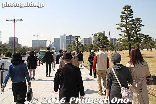 People going to Inui-dori. Since 2014, they opened the path to the public for only several days during the sakura and fall foliage periods. 
Keywords: tokyo chiyoda-ku imperial palace