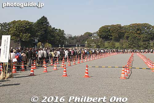 I looked at this line and thought it would take at least an hour to get in. It was a hot, sunny day at 20 C on March 31, 2016 at 10:15 am.
Keywords: tokyo chiyoda-ku imperial palace